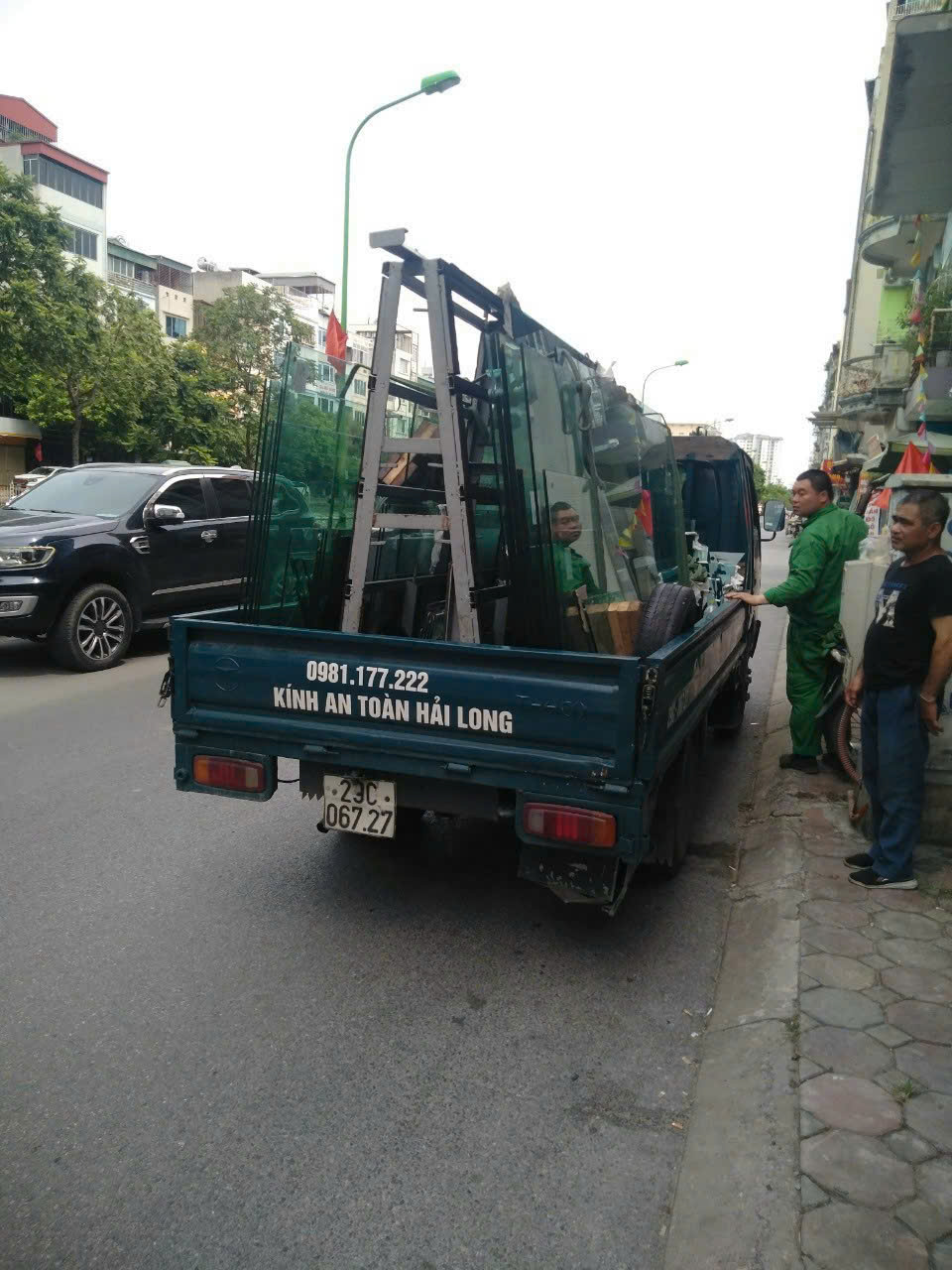 Đội giao nhận phối hợp vận chuyển kính bằng xe chuyên dụng